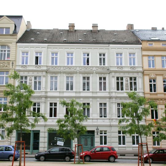 Mietshaus in geschlossener Bebauung Lutherplatz 9