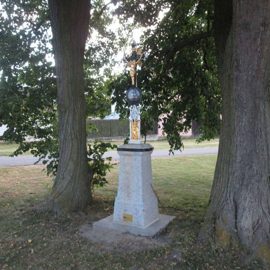 Kříž na rozcestí v Kostelci