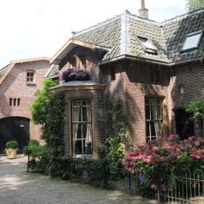 Koetshuis met stal en woning, oorspronkelijk horend bij nr.12