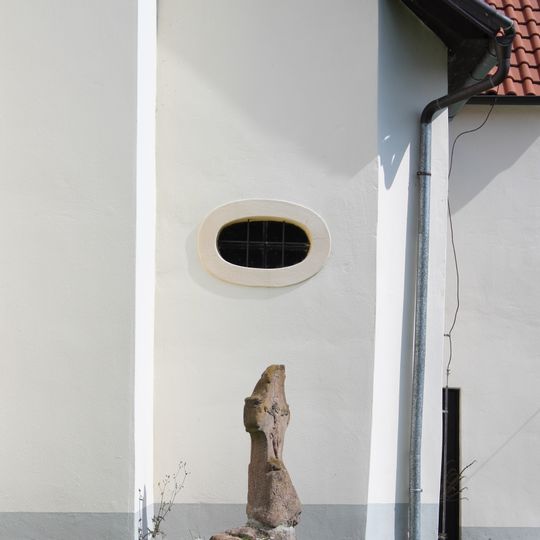 Smírčí kříž v Popovicích u kostela