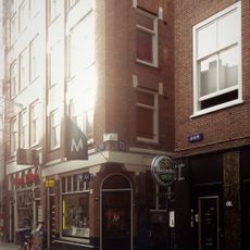 Huis, vanwege de zandstenen onderdelen van de klokvormige geveltop