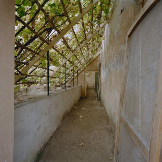 Voorstonden: tuinmuur met bouwhuis en druivenkas