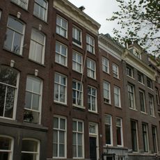 Pand met gevel onder triglyfenlijst