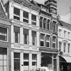 Pand met curieuze, gepleisterde lijstgevel uit het derde kwart 19e eeuw