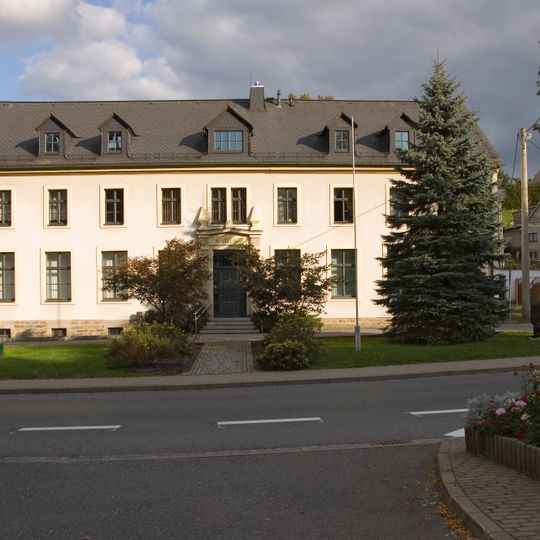 Ehemalige Schule, langjährig Rathaus Neue Hauptstraße 120