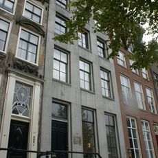 Pand met zandstenen gevel onder rechte lijst met consoles