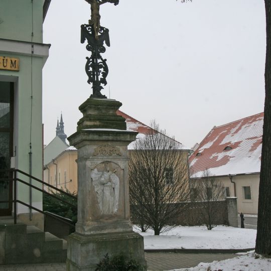 Kříž před budovou archivu v Litomyšli