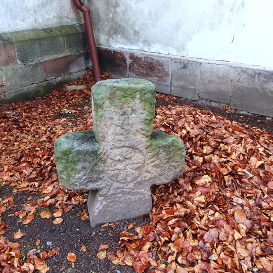 Smírčí kříž u kostela Nejsvětější Trojice v Hostinném