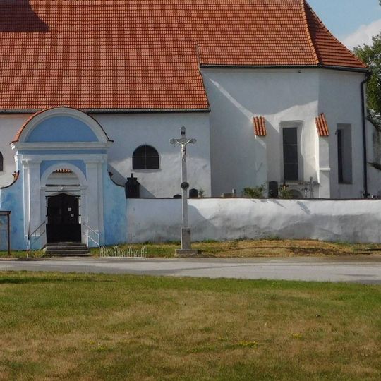 Kříž u kostela v Pištíně