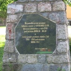 Pomník první zmínky o obci na návsi v Arnolticích