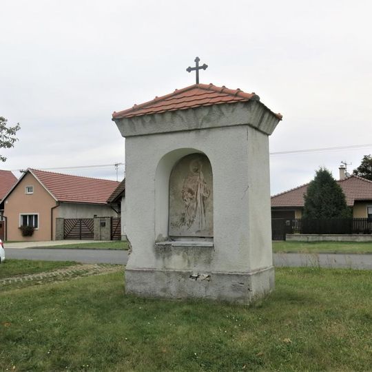 Kaplička na návsi ve Veltrubech