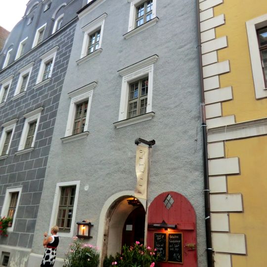 Wohnhaus in geschlossener Bebauung, bestehend aus zwei Gebäudeteilen Peterstraße 1