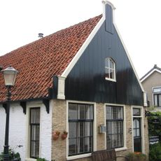 Pandje met houten voorschot en onder laag zadeldak