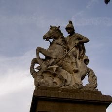 Kriegerdenkmal mit Figur des hl. Georg