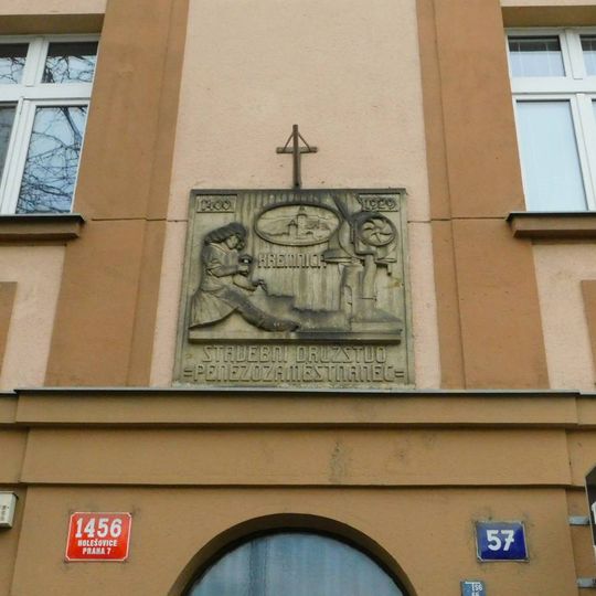 Pamětní deska stavebního družstva Penězozaměstnanec na domě Komunardů 1456/57 v Holešovicích