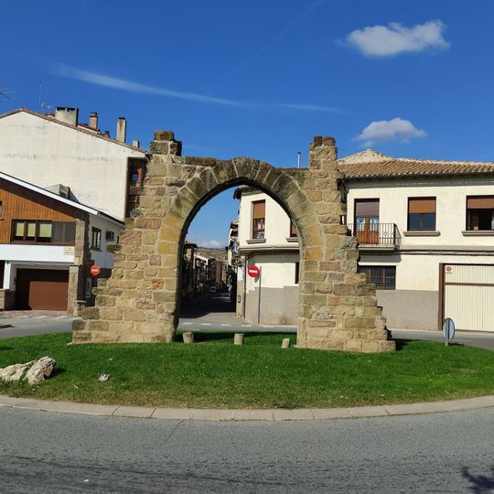 Puerta de Carajeas y murallas