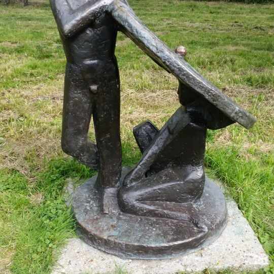 Mensen op strand met parasol
