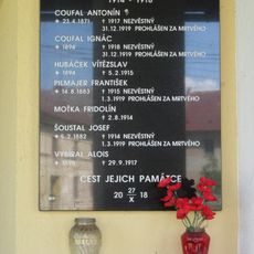 Pamětní deska v Rozvadovicích na kostele