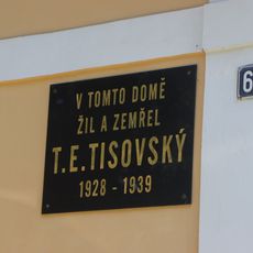 Pamětní deska T. E. Tisovského na rodném domě v Sadské
