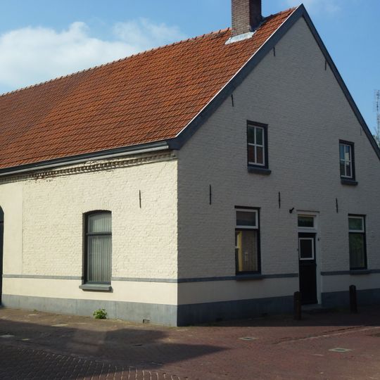 Voormalige winkel met twee woningen en stalling