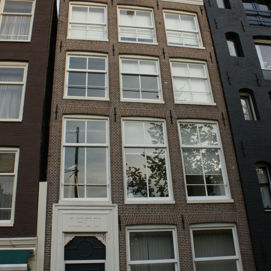 Pand met gevel onder rechte lijst