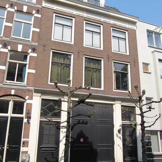 Verhoogd pand onder rechte lijst