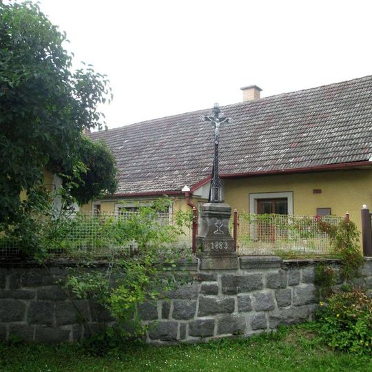 Kříž na zdi v Maňovicích