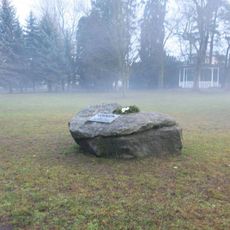 Pomník odstraněného Masarykova pomníku v Masarykových sadech v Jaroměři