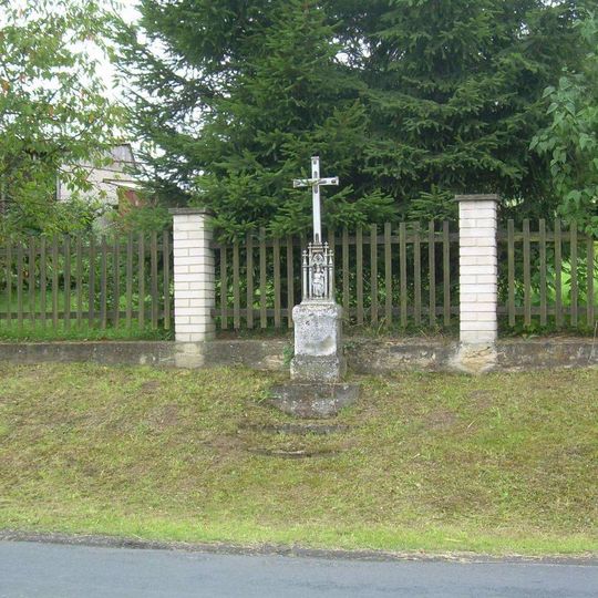 Kříž v západní části Tetína u silnice