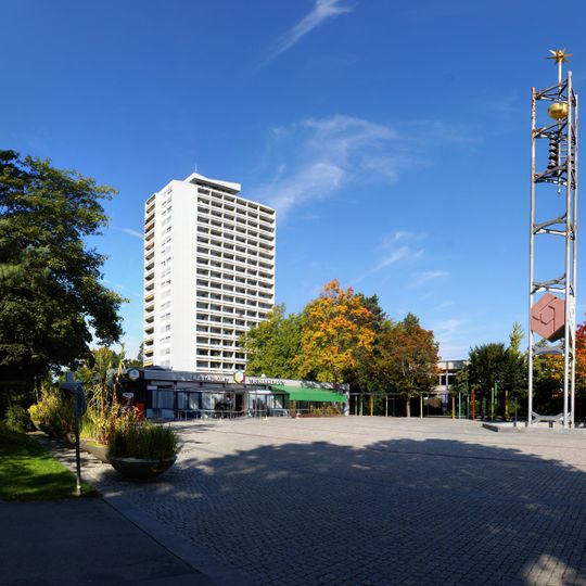 Dorfplatz Tscharnergut mit Glockenturm