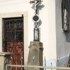 Kříž u kaple ve Lhotce