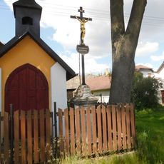 Kříž u kaple ve Světlicích
