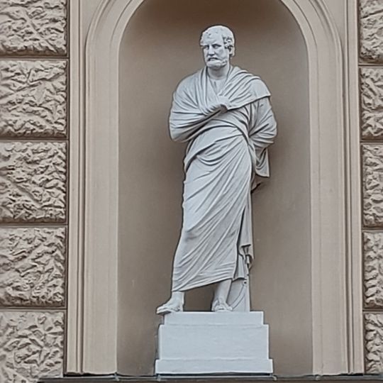 Socha v nice vpravo na průčelí budovy uměleckoprůmyslového muzea v Brně