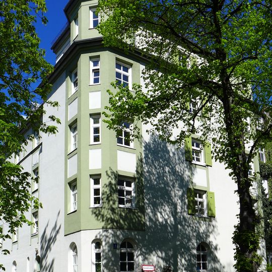 Mietshausgruppe mit zugehörigen Rückgebäuden