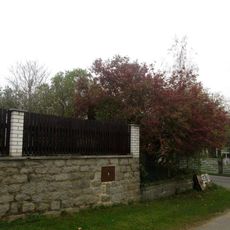 Kříž ve Tchořovicích u křižovatky