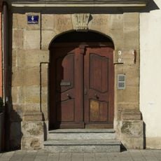 Portal, Sandstein, mit Korbbogen und flachen Lisenen, 1707.