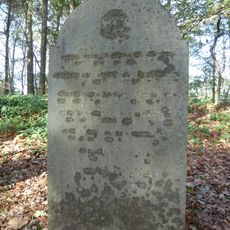 Joodse Begraafplaats: hardstenen staande grafmonument met een gelobde top en een inscriptie in de Hebreeuwse taal