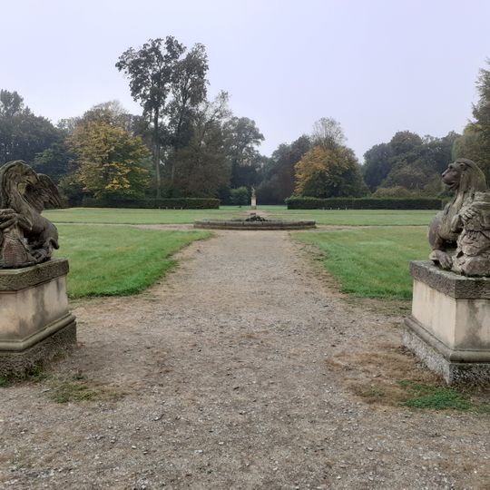 Sochy lva a gryfa v zámeckém parku v Liběchově