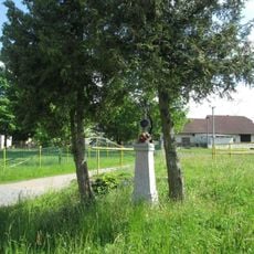 Kříž v Milčicích u rybníka
