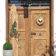 Geschnitzte Haustür