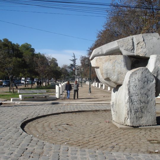 Paseo de los Derechos Humanos, Escultura El Abrazo Solidario y Piedra Verde
