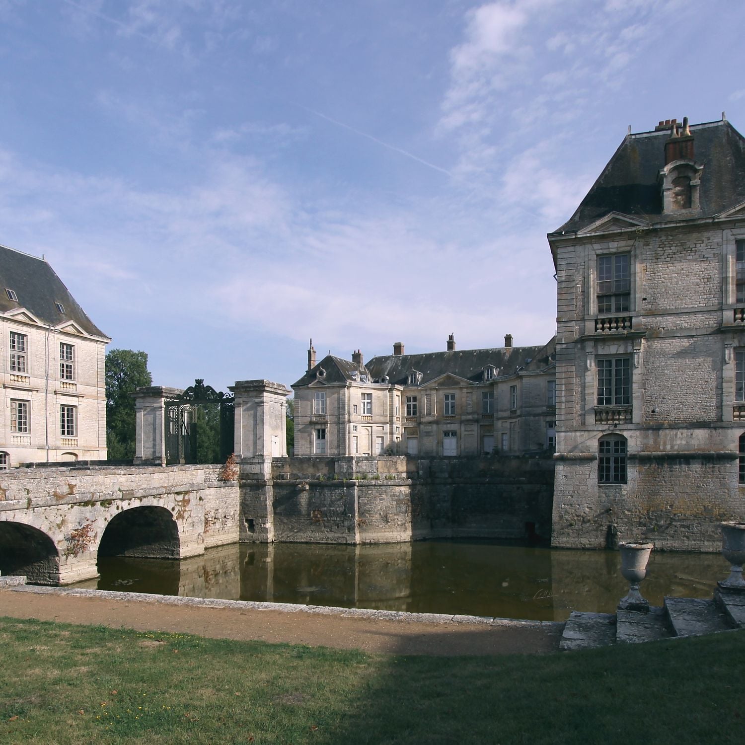メ*1様 Château de Lignères Vieille Réserve Château de Lignières - Château médiéval à Lignières, France