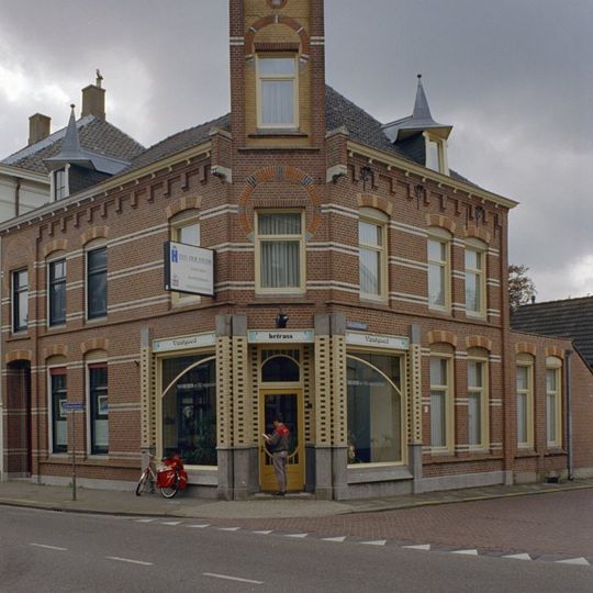 Winkel met tweetal woonhuizen in Art Nouveaustijl