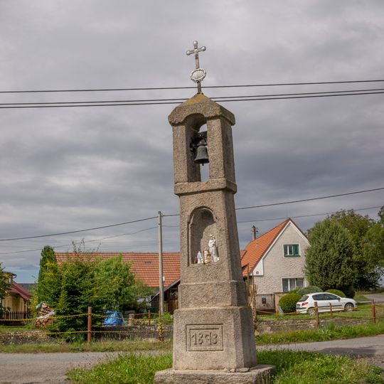 Zvonička v Hrazanech na návsi