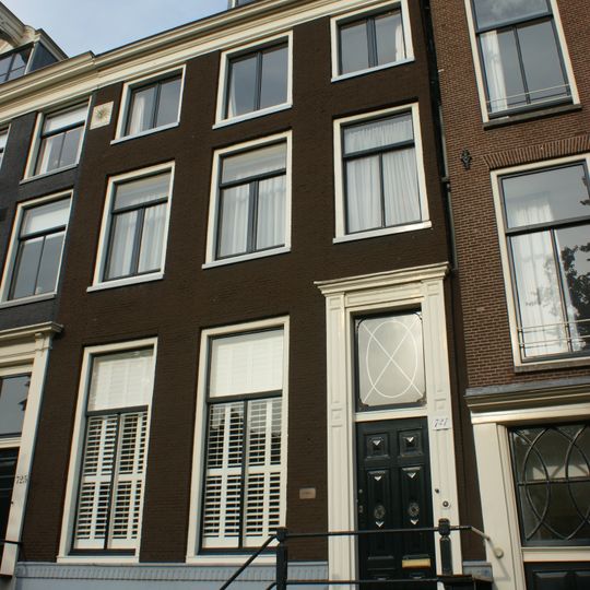 Huis met gevel onder rechte lijst