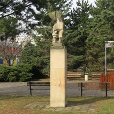 Kamenná plastika v u Komerční banky Lipové ulici v Mostě