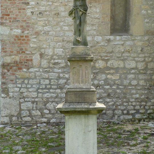 Kamenný kříž před kostelem svatého Jiljí v Komárově