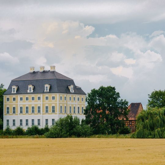 Einzeldenkmal der Sachgesamtheit Schloss und Rittergut Wiederau: Schloss und Wirtschaftsgebäude des Rittergutes Am Schloß 6; 6c; 6d