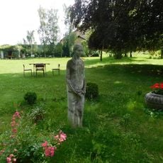 Socha dívky v zahradě tvrze v Tuchorazi