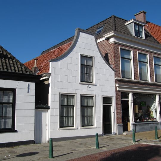 Pand met gepleisterde klokgevel